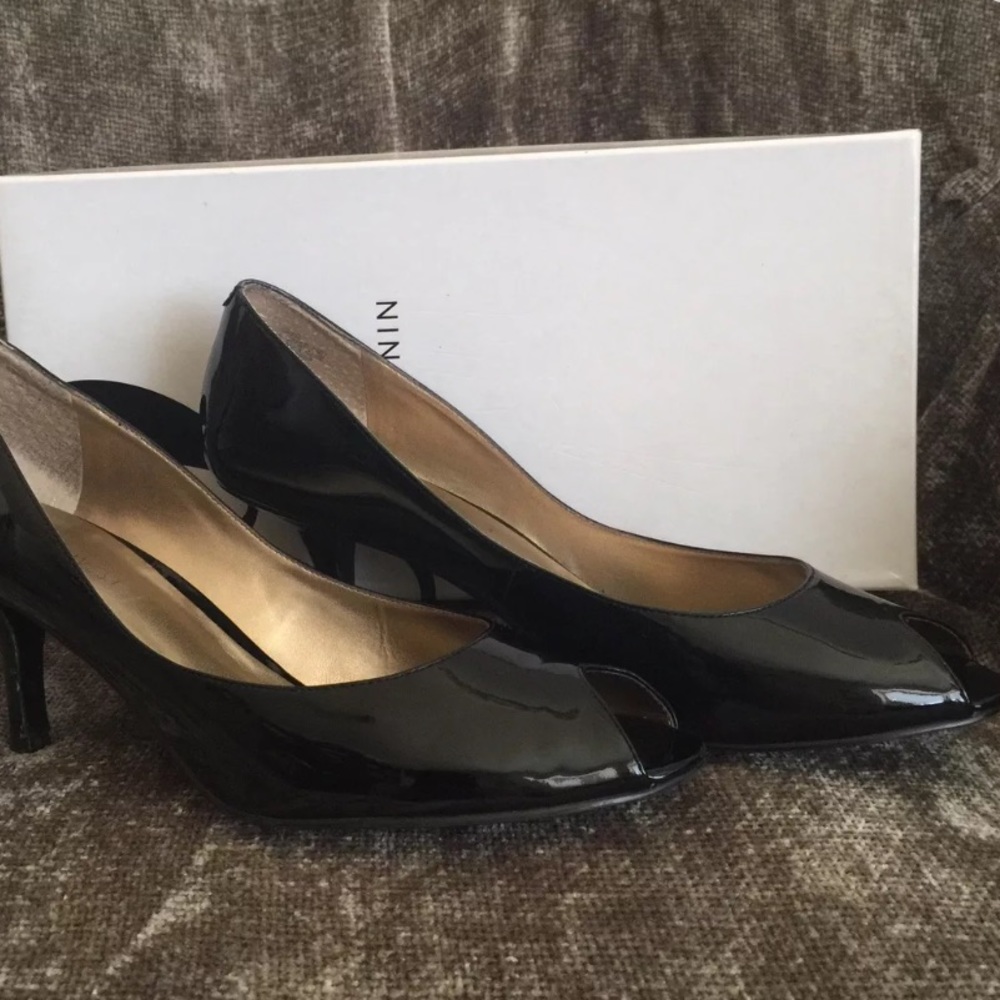 🎀Nine West Black Patent Peeptoes🎀